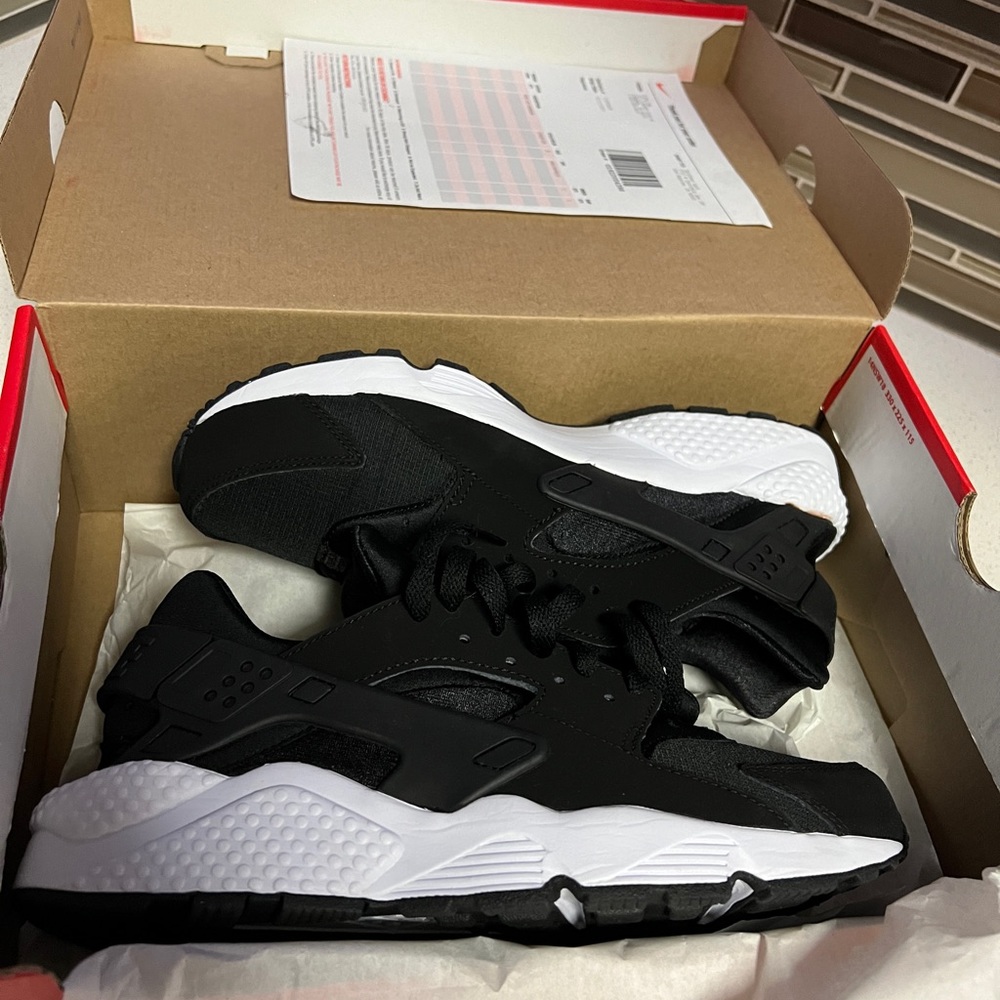 Nike Air Huarache Women Size 9 - New with box/receipt